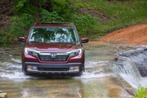 2017-honda-ridgeline-108-876x583